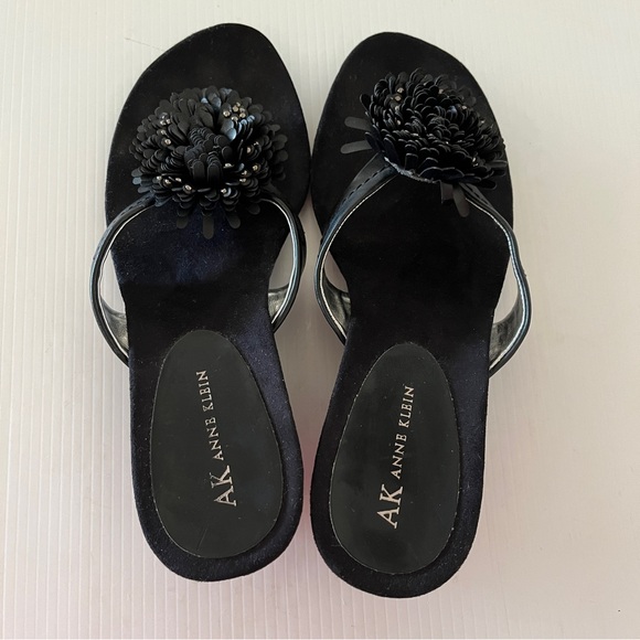 Anne Klein Catrin Black Flower Puff Slip On Thong Wedge Heel Sandal 7 - Picture 2 of 10